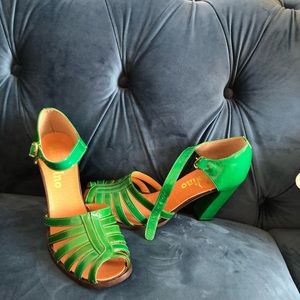 Vintage Italian leather Bandolino heels